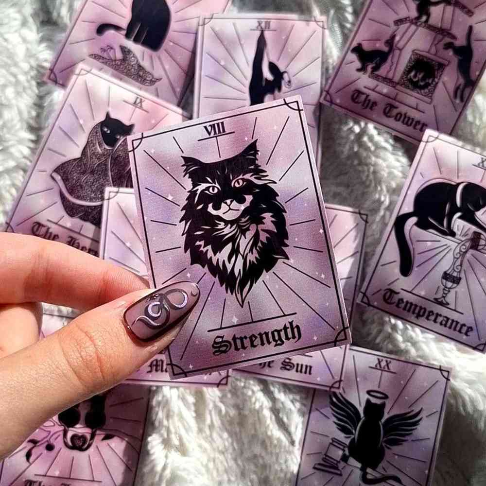EvyHandmadeDesign - Strength Cat Tarot No.8 Aufkleber - Lila/Schwarz